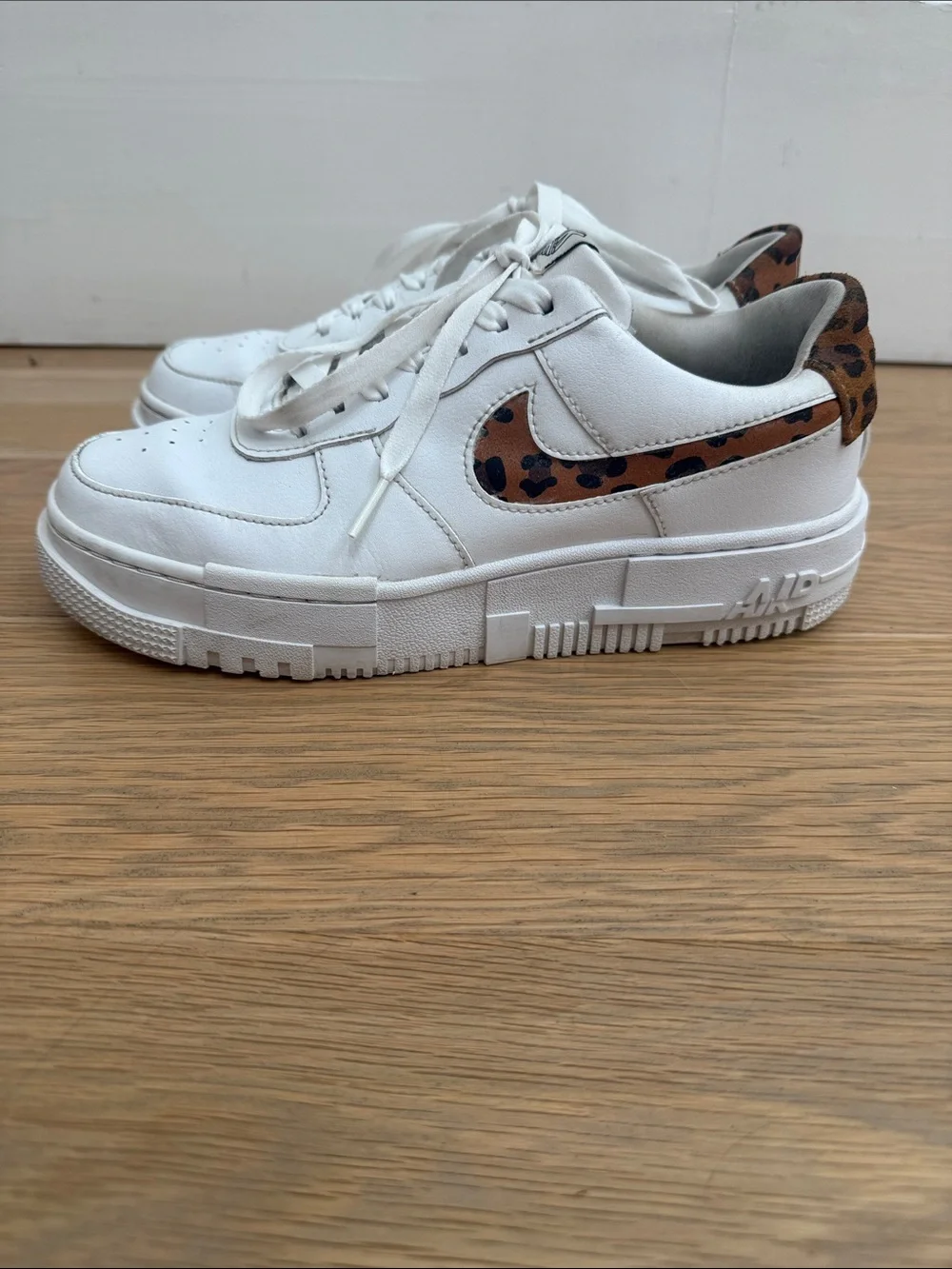 Nike Women's Air Force 1 Pixel SE 'Leopard Print' White Sneakers